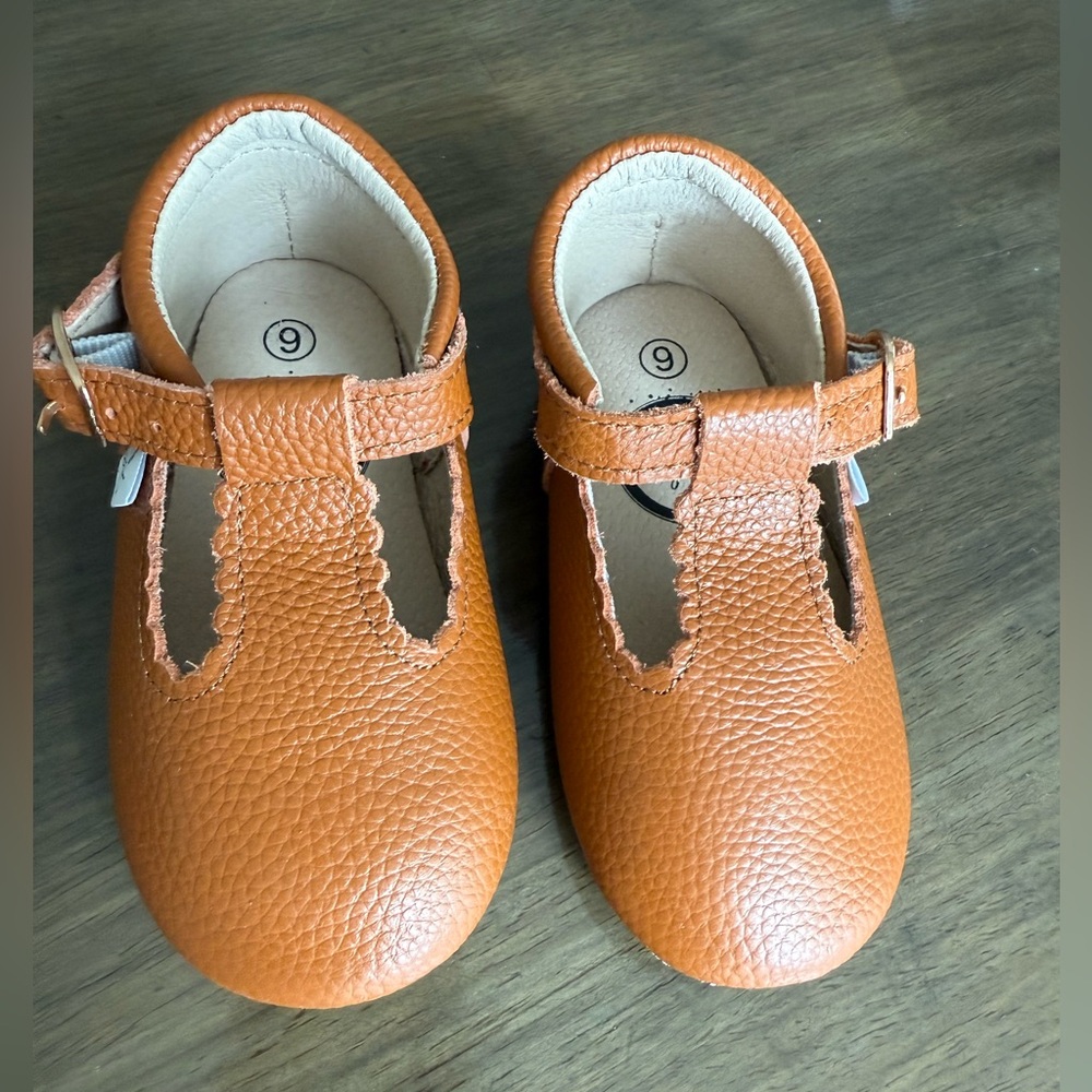 NEVER WORN Little Lovebug Classic T-Bar toddler shoe in Pecan